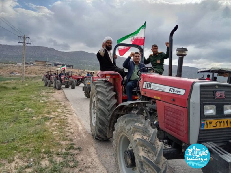 برگزاری رژه تراکتوری در روستای عباس آباد کامفیروز