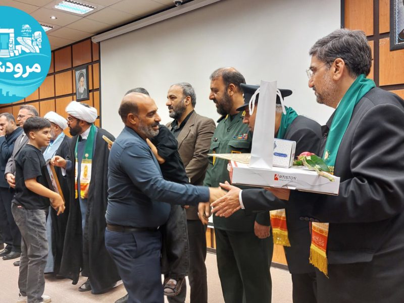خانواده شهدای جنگ رمضان درمرودشت تجلیل شدند