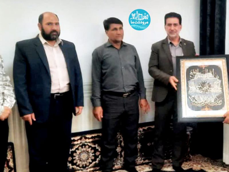 دیدار رئیس دانشگاه آزاد مرودشت با خانواده شهید مهدی نصیری
